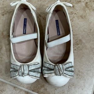 Stuart Weitzman little girls white shoes size 8